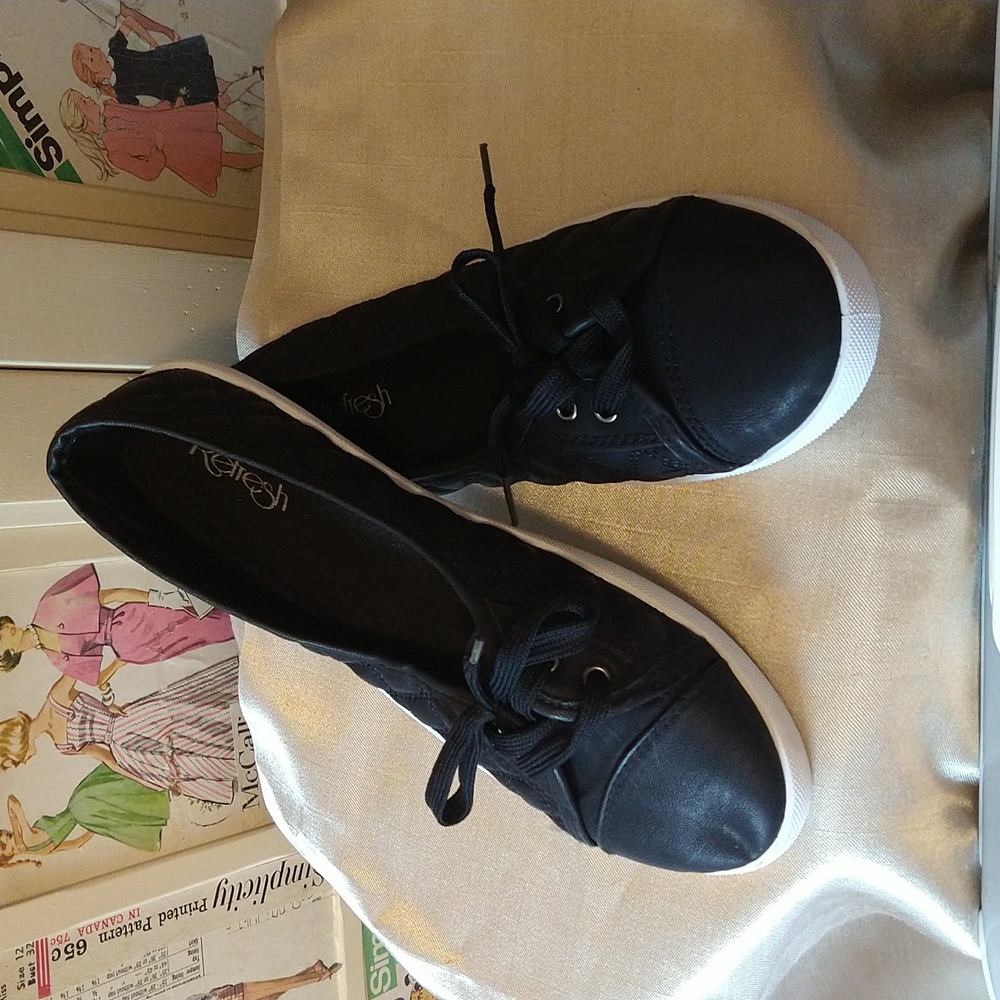 NWOT Refresh black quilted vinyl sneakers Sz 10